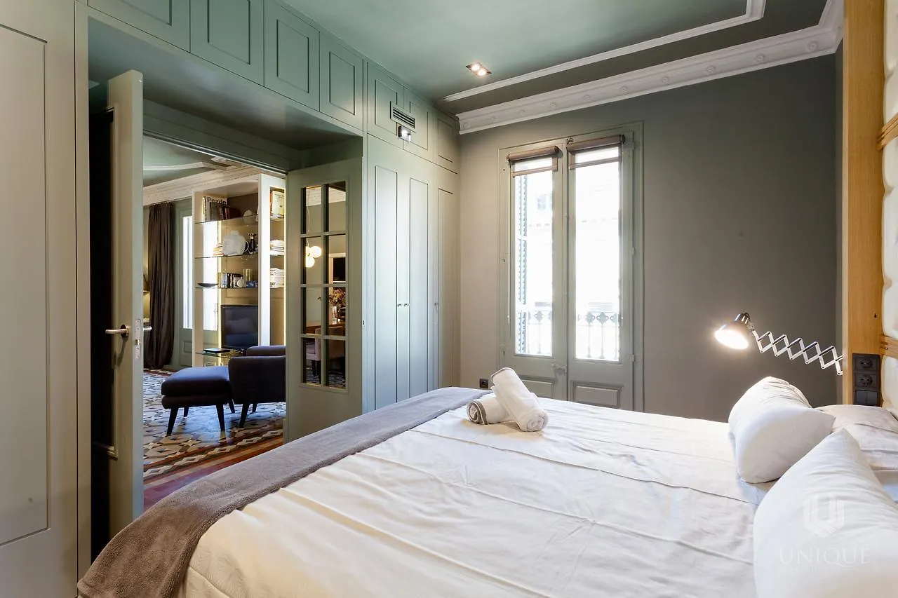 Unique Rentals - Luxurious Oasis Barcelona Apartment