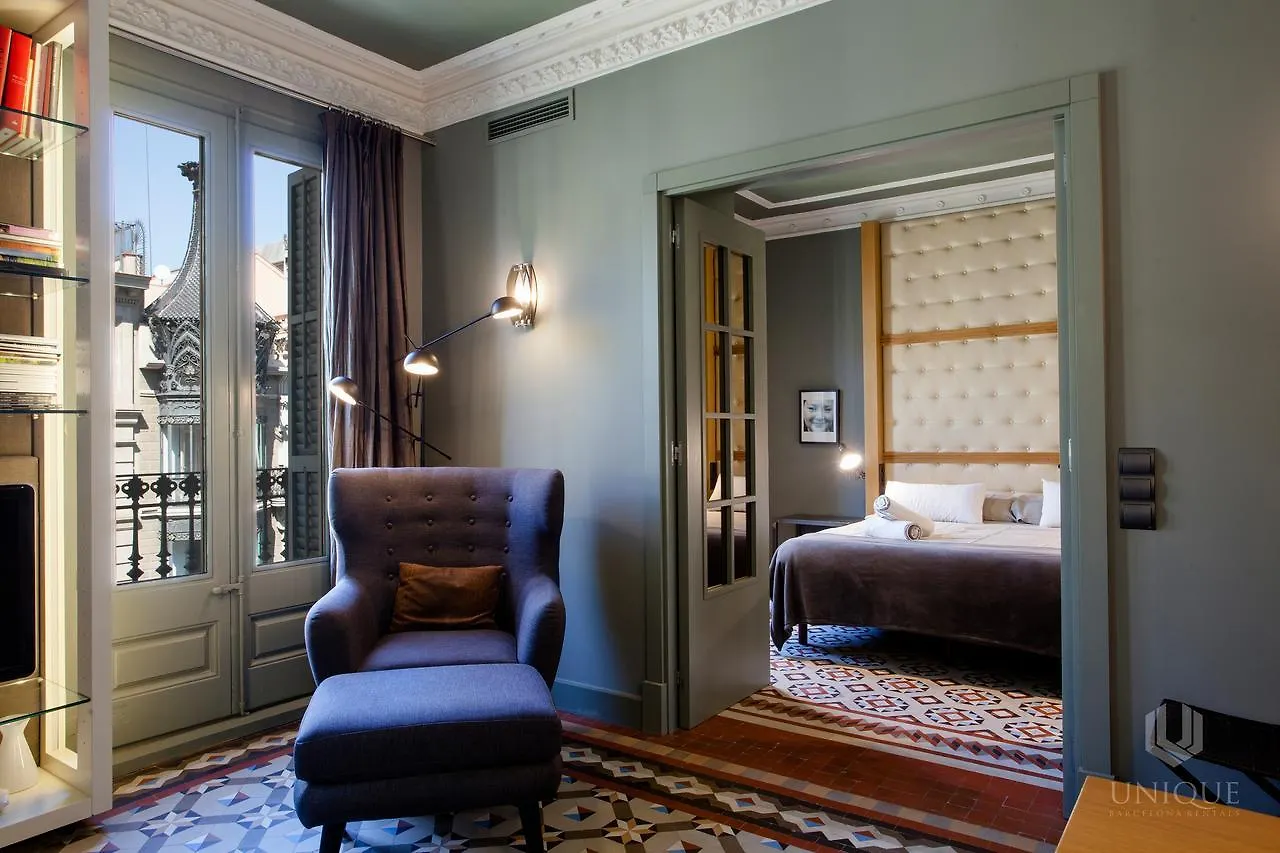 Unique Rentals - Luxurious Oasis Barcelona Apartment
