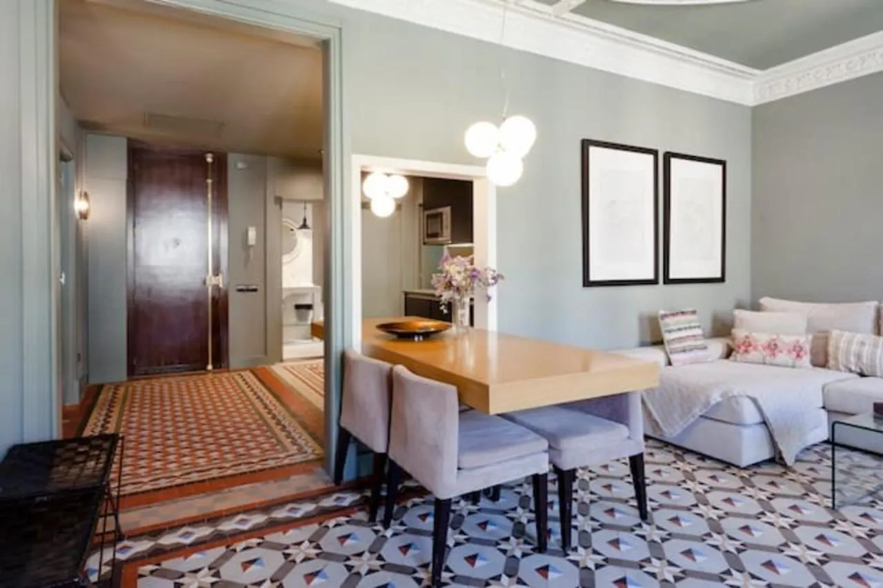 Unique Rentals - Luxurious Oasis Barcelona Apartment